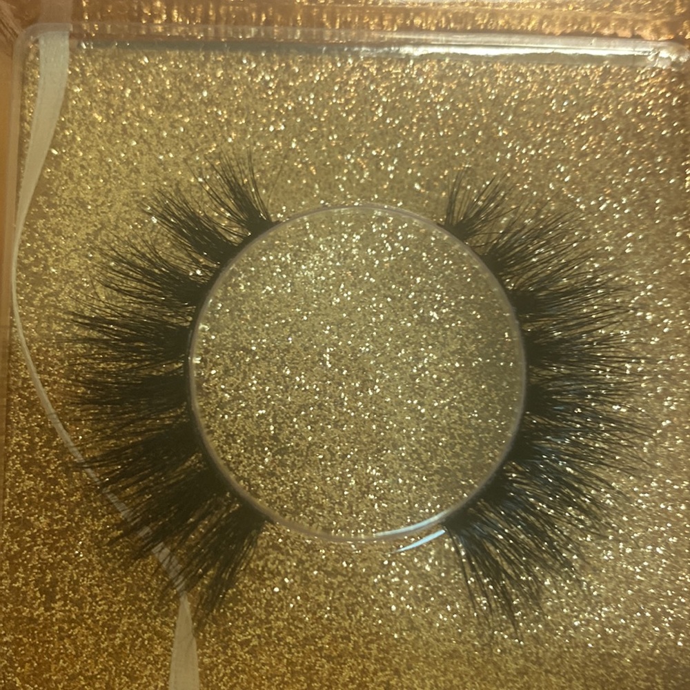 Lashes - Picture 5 of 12